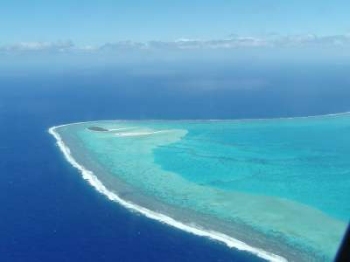 Landeanflug auf Aitutaki, Lagune mit Motu Maina